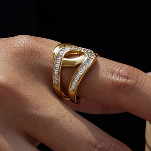Bague luxueuse en acier inoxydable plaqué or 18 carats avec découpes géométriques et zircons