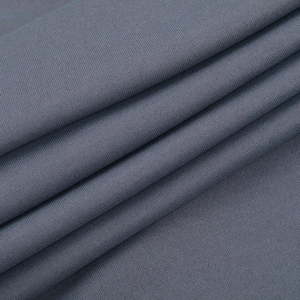 Gros plan sur le tissu en maille gris foncé montrant la texture douce et le tissage fin