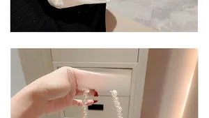 Nahaufnahme der eleganten weißen Abendtasche mit hochwertigem Perlenperlen Griff
