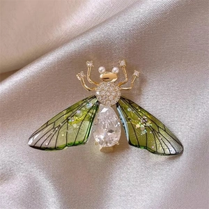 Spilla a cicala in lega dorata con ali verdi e strass a forma di goccia d'acqua