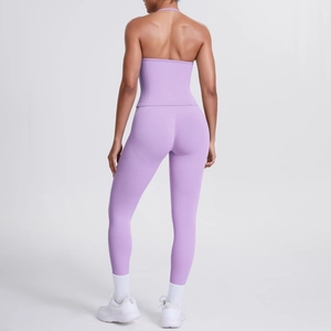 Rückansicht des lavendelfarbenen Yoga-Sets mit Neckholder-Top und High-Waist-Leggings