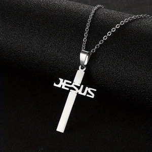 Collier croix en acier inoxydable pour homme avec gravure Jésus sur fond sombre texturé