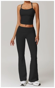 Détail d'un haut court noir ajusté et d'un pantalon de yoga évasé avec finition mate
