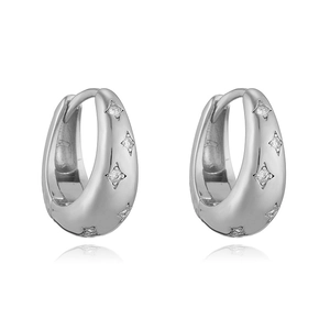 Détail macro de boucles d'oreilles étoiles argentées avec incrustation de zircone