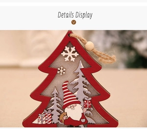 Détail du pendentif sapin de Noël en bois avec bord rouge et motif de nain scintillant