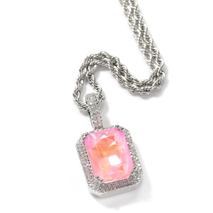 Macro-opname van roze vierkante edelsteen hanger met zirkoon halo aan zilveren ketting