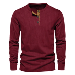 Detaillierte Nahaufnahme des weinroten Langarm-Henley-Shirts mit Rippstrickstruktur