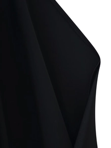 Détail du tissu noir d'une robe montrant sa texture lisse, son éclat et ses coutures
