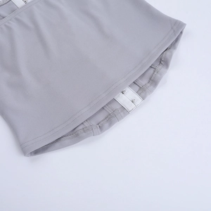 Détail du haut corset gris avec fermetures à agrafes et coutures de précision en dentelle