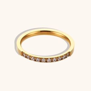 Anello minimalista in acciaio inossidabile placcato oro 18K con fila di zirconi lucidi