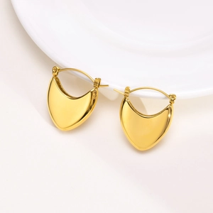 Minimalist 18K gold hollow saddle earrings displayed on a white porcelain edge