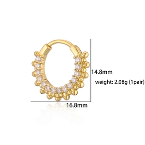 Dettaglio di un anello al naso dorato da 14,8mm con zirconi e microsfere dorate