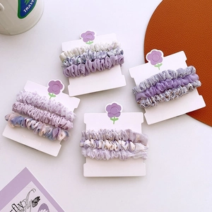 Lots de chouchous fleurs violettes en mousseline sur cartes de présentation déco
