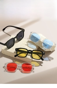 Gafas de sol cuadradas de moda en varios colores sobre elegantes soportes de piedra