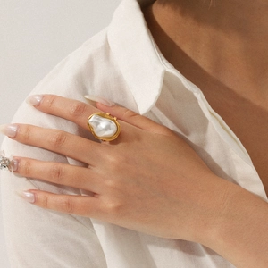 Bague perle baroque de style français en acier inoxydable doré pour un look rétro élégant