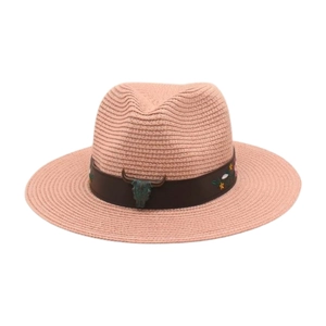 Détail d'un chapeau de paille rose avec ornement tête de taureau et broderie