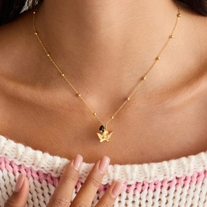 Collana a catena satellite dorata con pietra nera e ciondolo angelo da donna