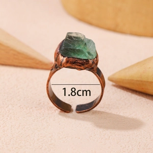 Anello vintage con fluorite verde grezza e fascia regolabile in bronzo martellato