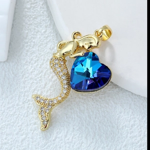 Collier sirène dorée avec cristal de cœur bleu et détails en zircons pavés