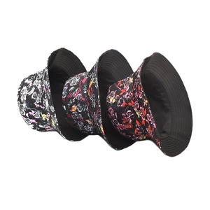 Détails de trois bobs avec motifs floraux colorés de roses et dessins botaniques variés