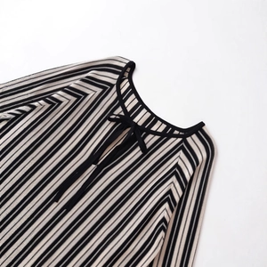 Robe en maille rayée noire et blanche à la mode avec col en V et lien à nouer
