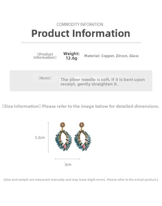 Vue détaillée des boucles d'oreilles bohème en forme de losange avec perles bleues