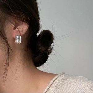 Minimalist 925 sterling silver curved hoop earrings featuring a multi-layer stacked design