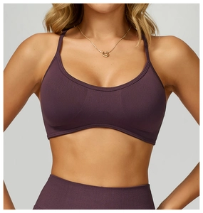 Detail eines lila nahtlosen Sport-BHs mit vertikaler Rippenstruktur und U-Ausschnitt