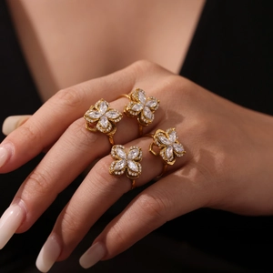 Elegant gold-plated four-leaf clover spinning rings with white cubic zirconia crystals