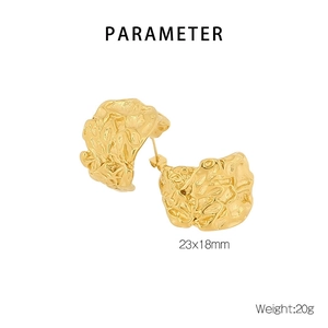 Detail of gold C-shape earrings with wavy lava texture, size 23x18mm and 20g weight