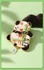 Dettaglio della spilla in smalto a forma di panda con elementi di Chengdu e ciondoli mahjong