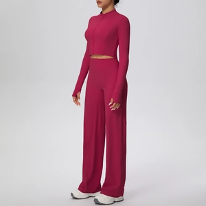 Détail d'un ensemble de sport rouge baie avec passe-pouces et veste zippée ajustée