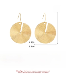 Detailed dimension view showing the 4.5cm height and 3.2cm width of the metal earrings