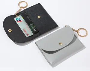 Détail du porte-cartes enveloppe en similicuir grainé avec bouton-pression doré