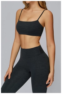 Dettaglio del set yoga grigio mélange con spalline sottili e scollo quadrato