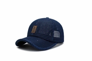 Nahaufnahme von atmungsaktivem Mesh und Leder-Patch der blauen Baseballkappe