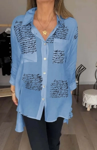 Damen Langarmhemd in Hellblau mit schwarzem Handschrift-Print und asymmetrischem Saum