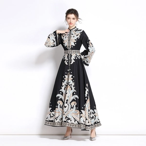 Robe longue vintage à imprimé paisley avec manches longues évasées et taille cintrée