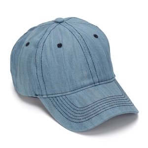Vue détaillée du tissu en jean bleu délavé et des coutures de la casquette de baseball