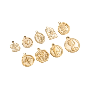 Pendentifs assortis en acier titane plaqué or 14K avec portraits de reine et motifs floraux