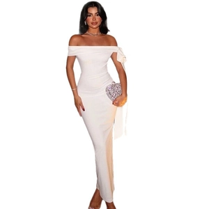 Robe de soirée élégante blanche à épaules dénudées coupe ajustée avec écharpe et pochette cœur