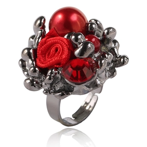 Vue détaillée d'une bague ajustable avec rose rouge, perle et cristal serti