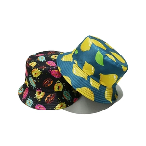Bobs d'été avec motifs colorés de donuts et citrons sur un fond blanc épuré et chic
