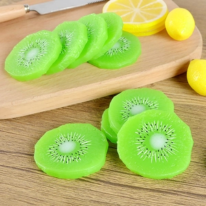 Tranches de kiwi en PVC réalistes accessoires de décoration sur une planche en bois