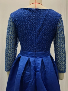 Détails de dentelle sequins bleu royal et jupe en satin plissée avec fermeture invisible