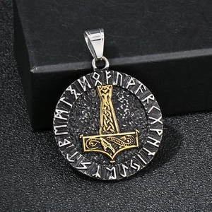Dettaglio macro del ciondolo vichingo Mjolnir bicolore con rune norrene incise
