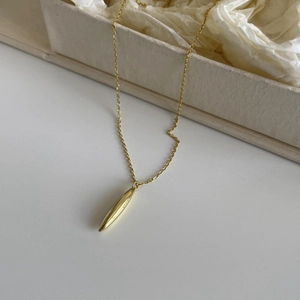 Minimalist gold S925 sterling silver necklace featuring a sleek teardrop pendant design