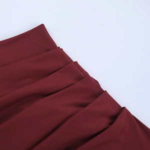Détail du tissu à paillettes rouge vin avec un design plissé élégant et brillant