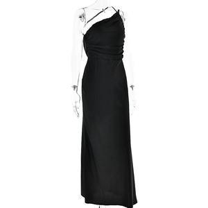Détail de robe noire à une épaule montrant le tissu lisse et le design dos nu sexy
