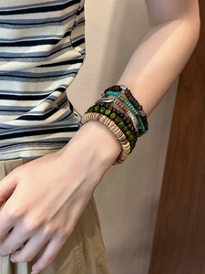 Détail du bracelet bohème multicouche avec perles en bois et touches de turquoise